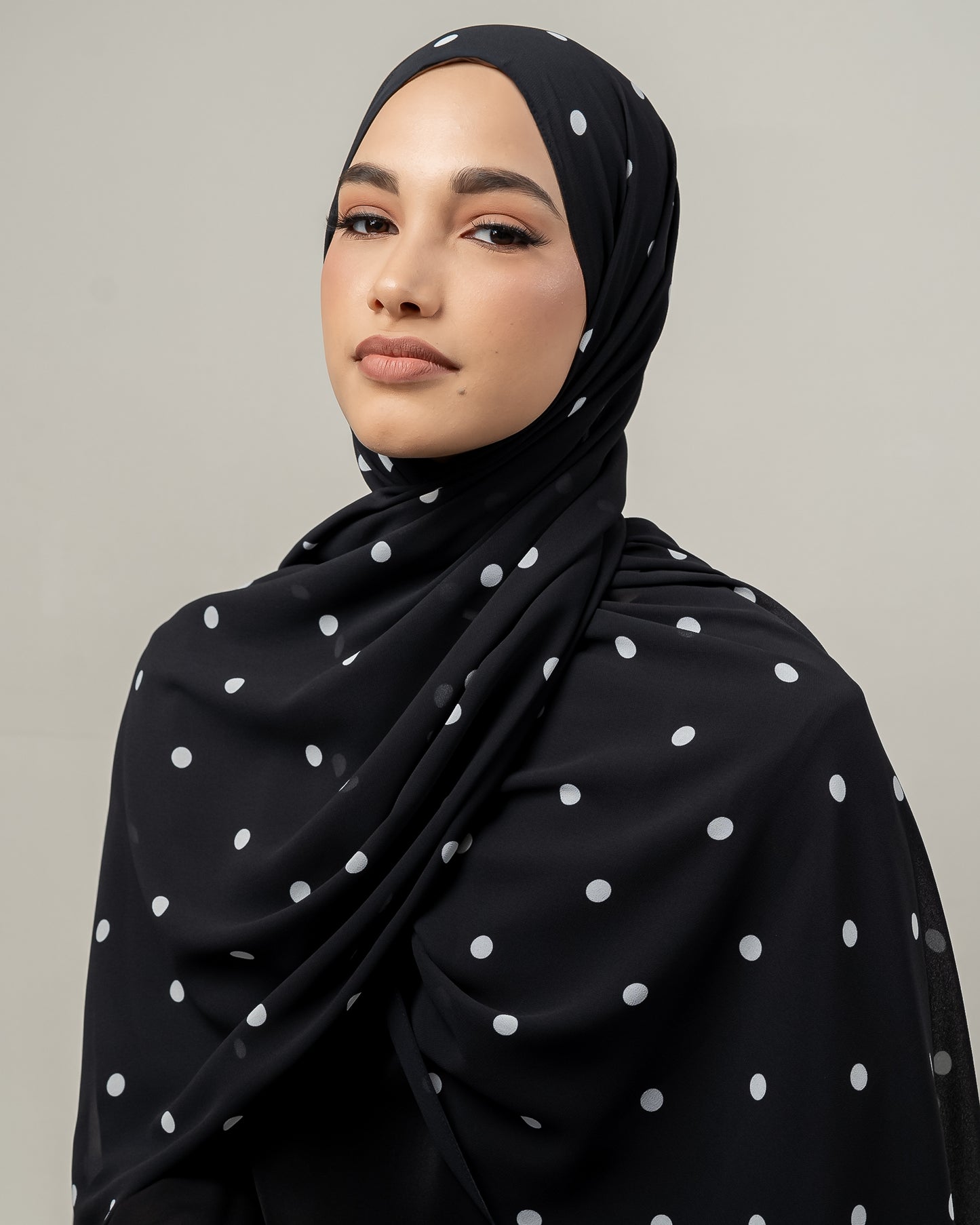Polka dot hijab - Black & White